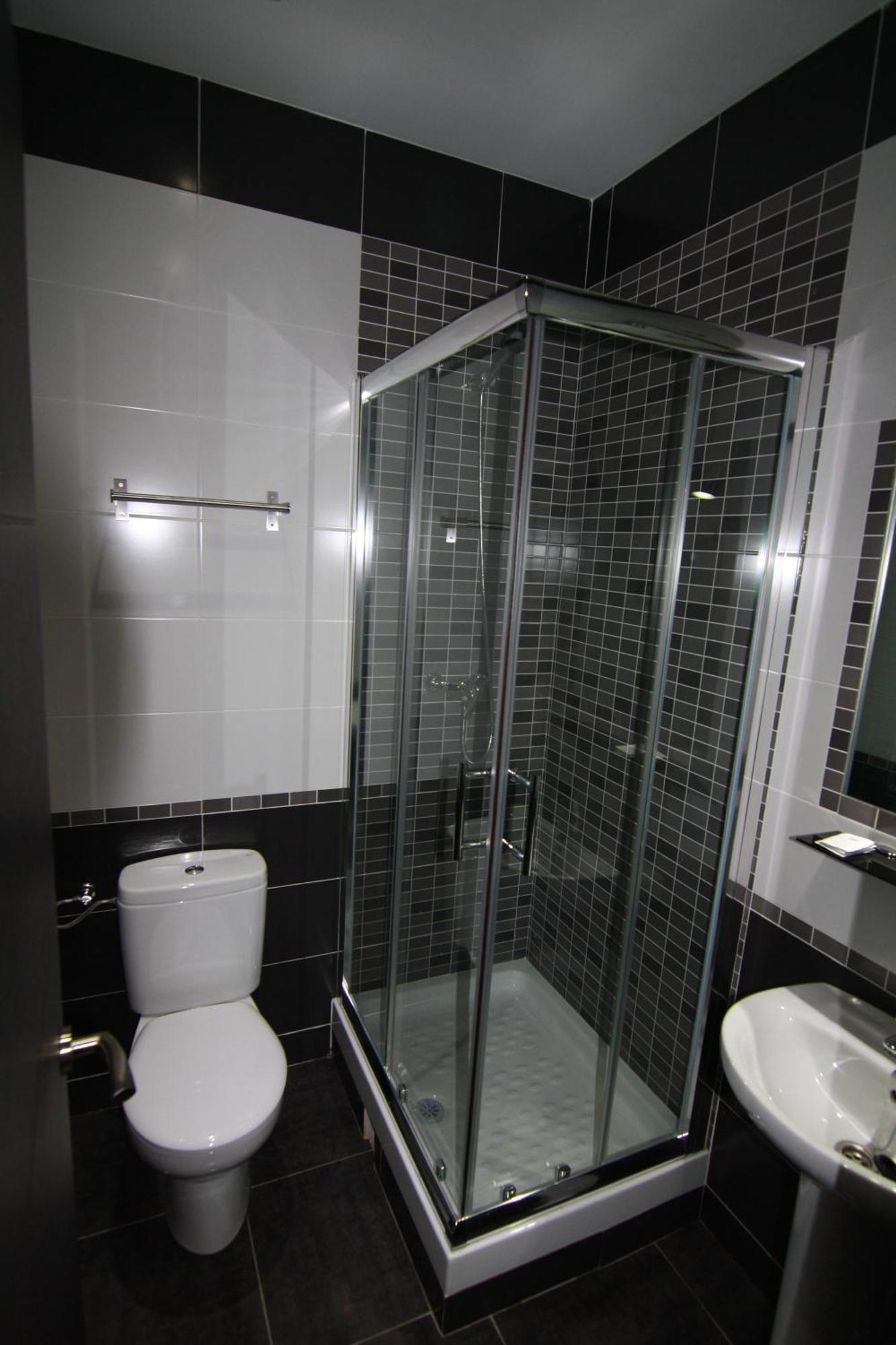 ホテル オスタル ビラガルシア マドリード エクステリア 写真 A shower cubicle