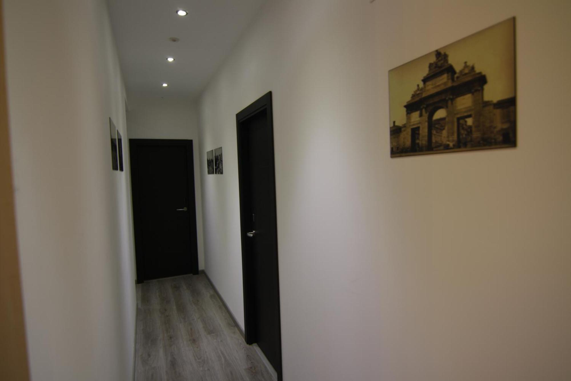 ホテル オスタル ビラガルシア マドリード エクステリア 写真 A typical corridor
