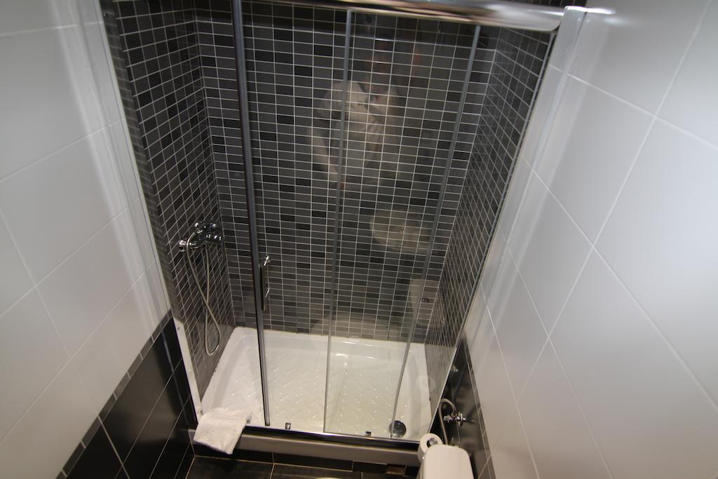 ホテル オスタル ビラガルシア マドリード エクステリア 写真 A shower enclosure