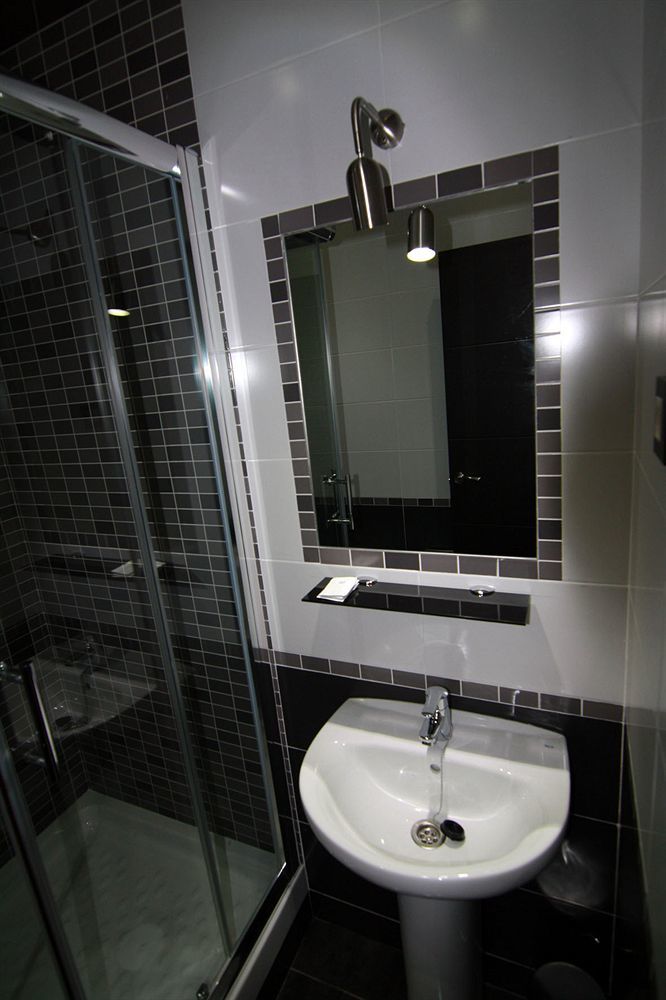 ホテル オスタル ビラガルシア マドリード エクステリア 写真 Bathroom with shower enclosure