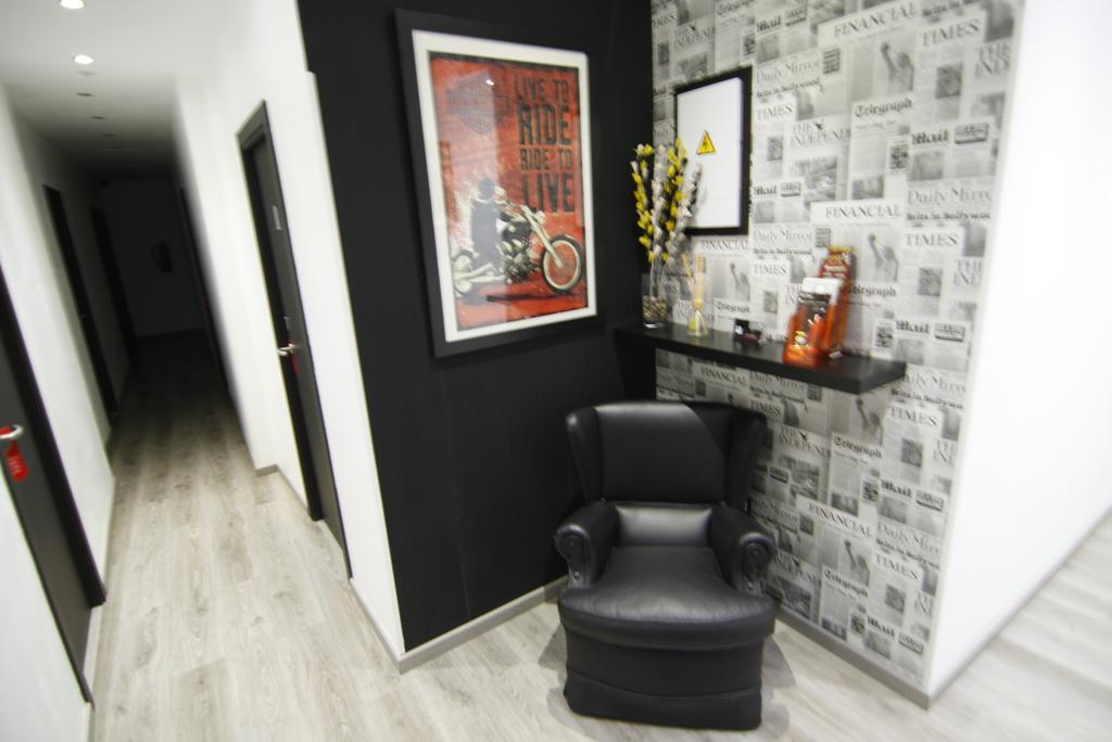 ホテル オスタル ビラガルシア マドリード エクステリア 写真 The waiting room at the Harley Street Clinic
